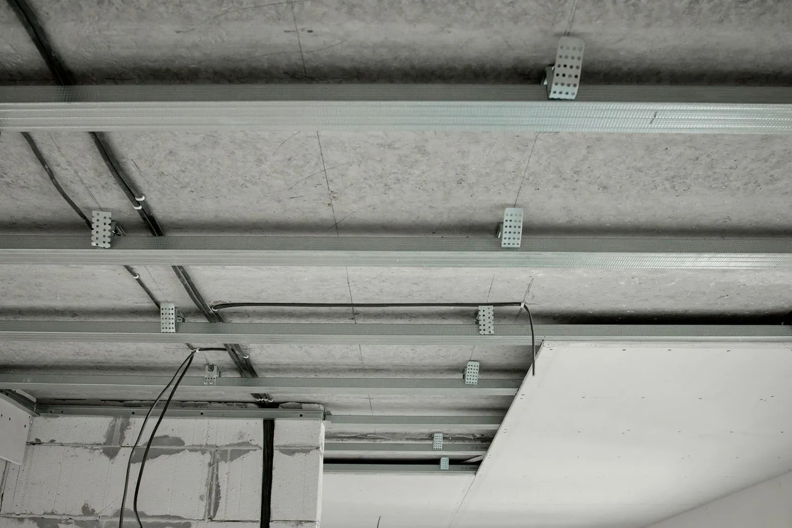 Unterkonstruktion einer abgehängten Decke aus Metallprofilen
